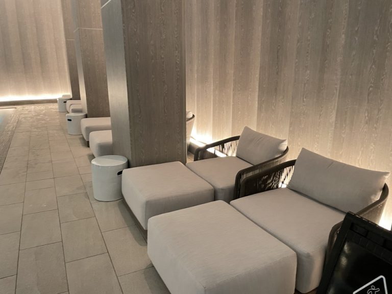 プール内ソファベッド