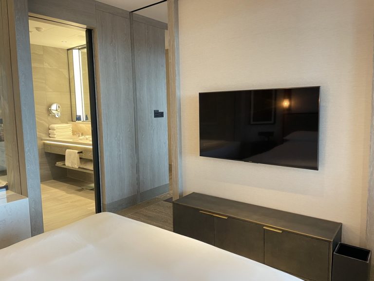 ベッドから見たテレビ