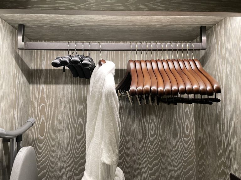 入り口近くのクローゼット