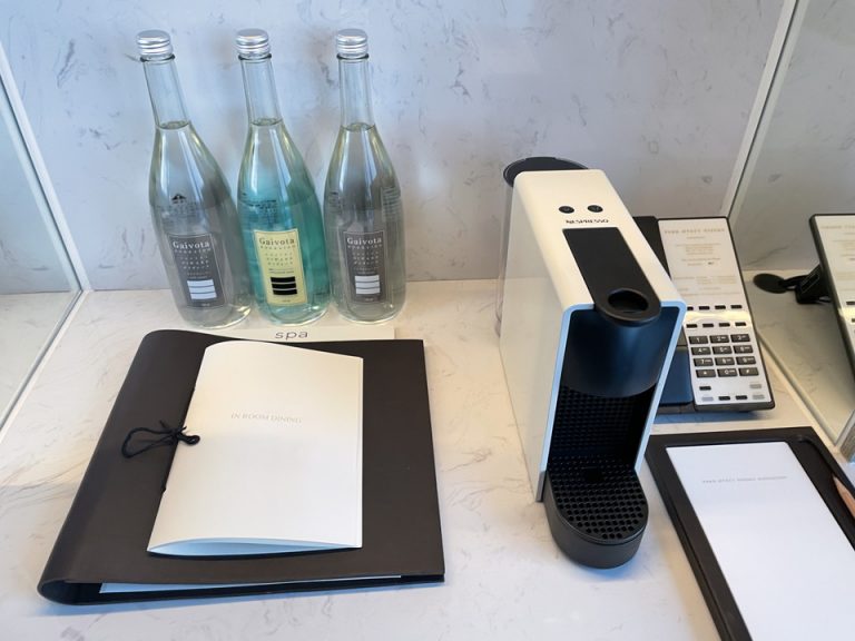 インルームダイニングのメニューなどもあり