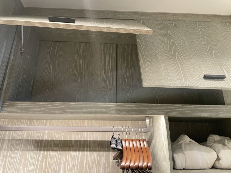 クローゼットルーム 上にも収納がある