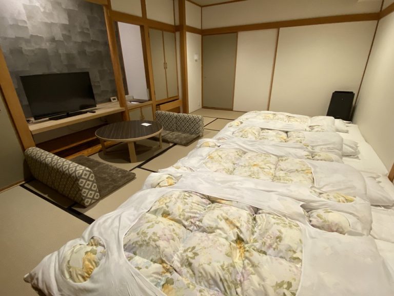 客室全体入口方向