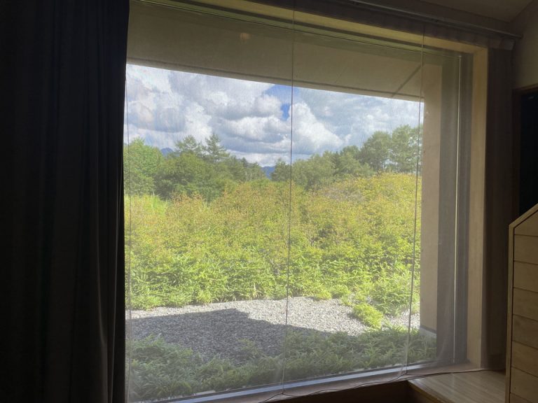 部屋正面のガラス窓からみた風景