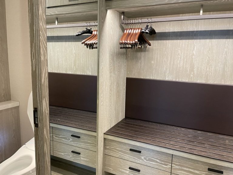 クローゼットとトイレ