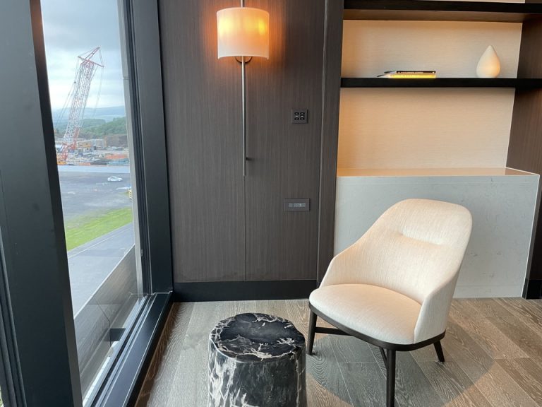 ダイニングテーブル横のインテリア