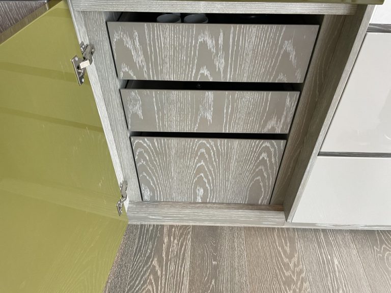 冷蔵庫の下の棚