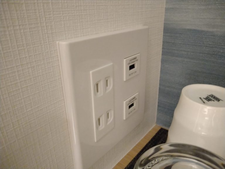 カフェコーナーのUSB、コンセント