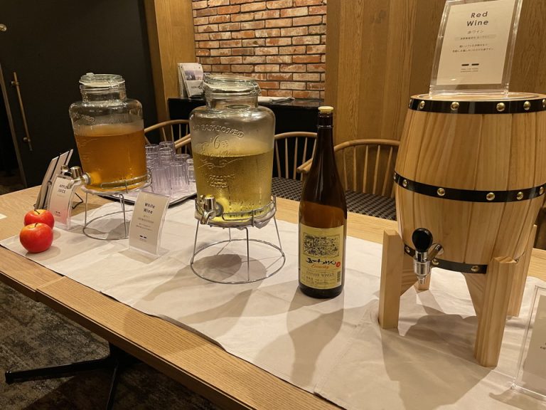 セルフドリンクサービス(りんごジュース,白ワイン,赤ワイン他)