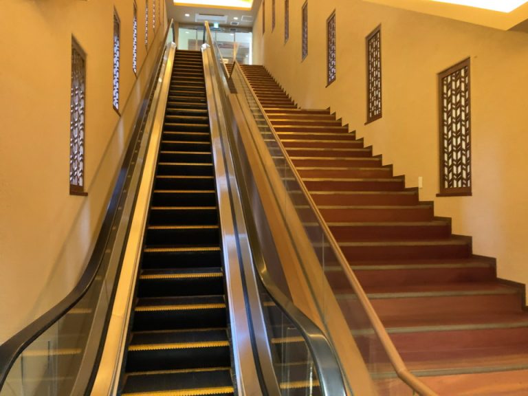 3階のフロントロビーまで続くエスカレーター