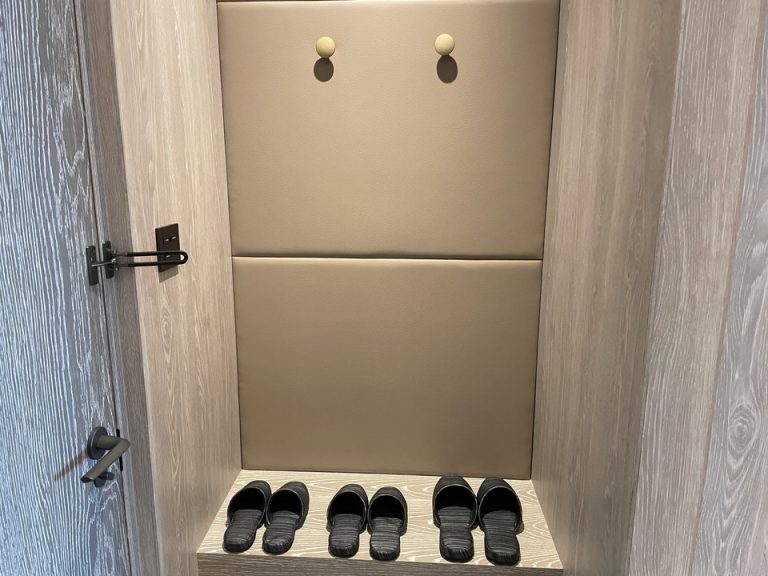 玄関横 使い捨てでないスリッパもある