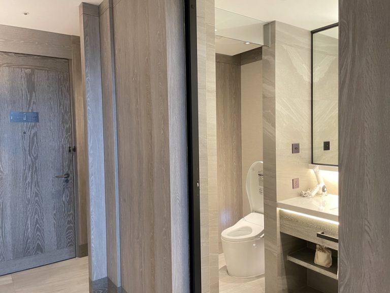 廊下から見たドアとトイレシャワー洗面台の部屋