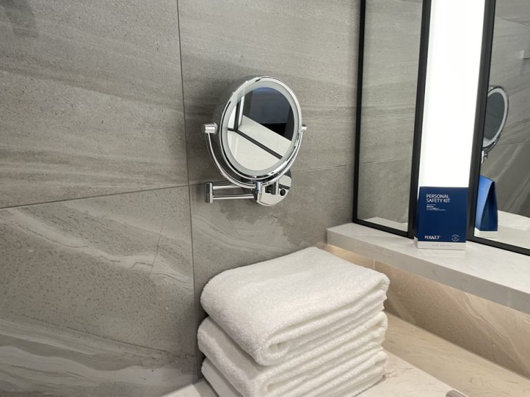 洗面台の拡大鏡