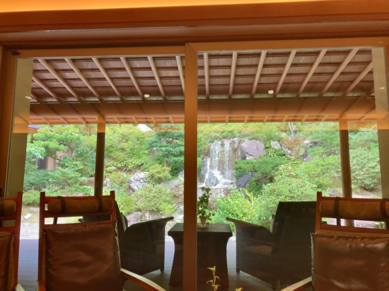 ロビーからは滝がある庭園が見れます