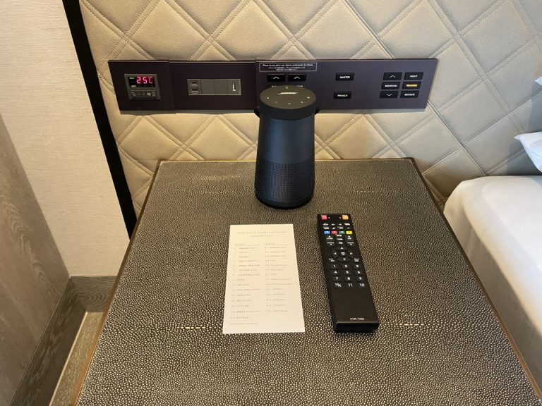 ベッド横テーブル