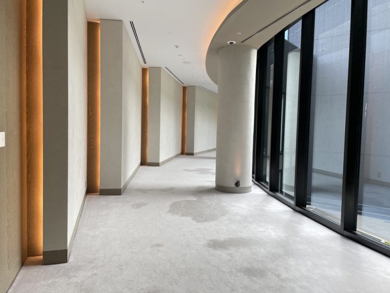 フロントから見た宿泊客専用棟への廊下