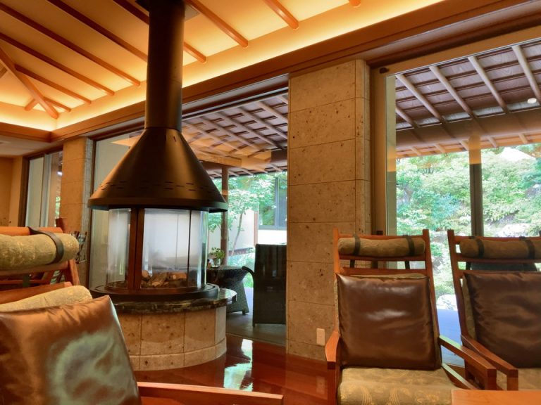 ロビーの高級感あるソファ