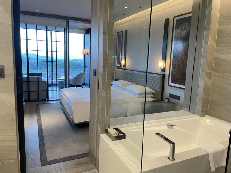 メイン洗面台からみたベッドルームとバスルーム