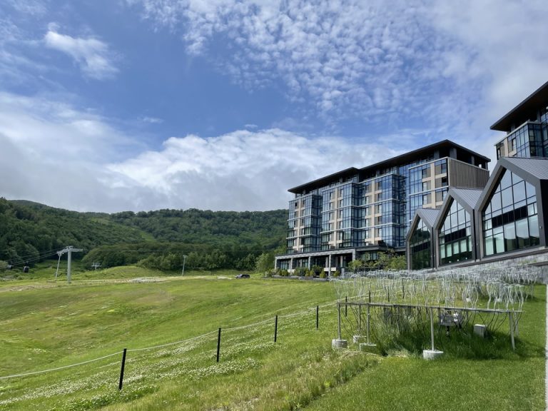 奥の建物はレジデンス棟 スタッフも含めて全く人は居ないが出入り口はあいている