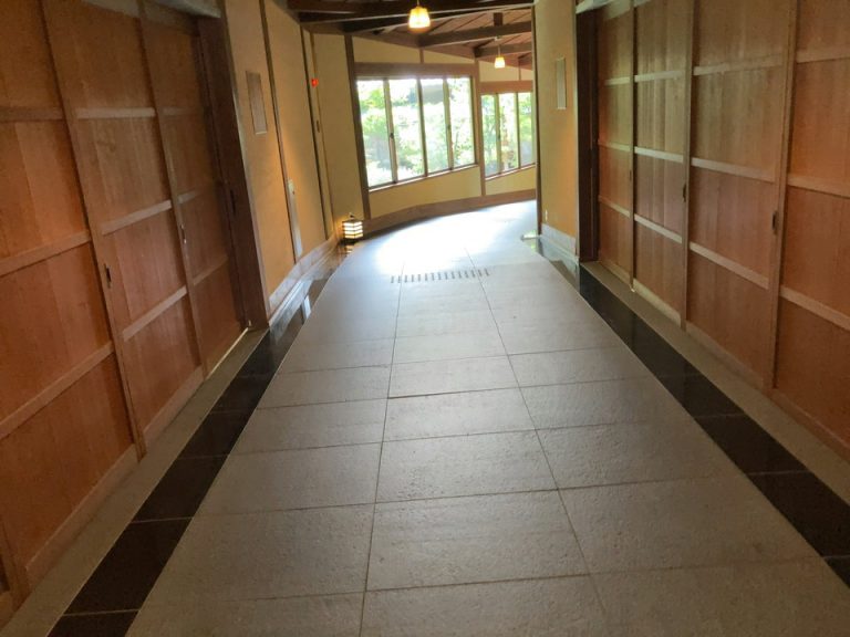 フロントから本館へ続く廊下