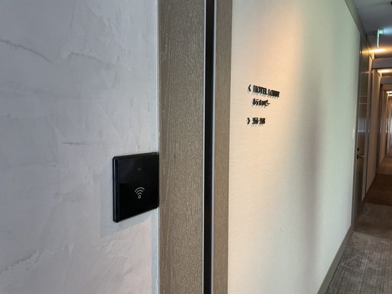 宿泊棟に入るにはカードキーが必要