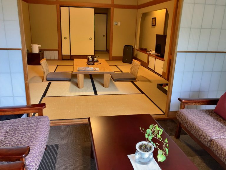 窓側から客室入口方向