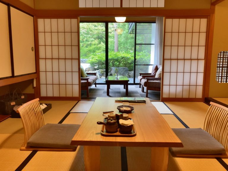 客室から窓際方向