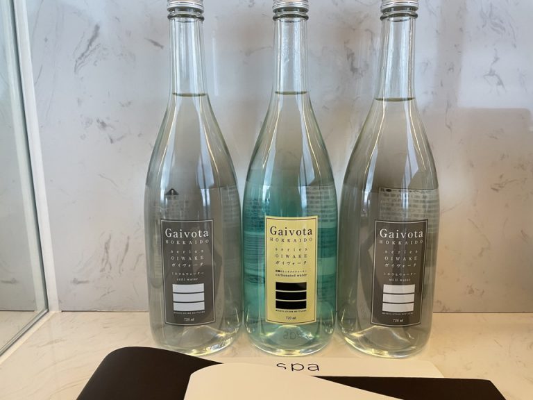 瓶の炭酸水と硬水