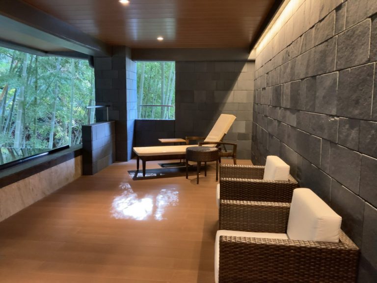 竹林を眺められるソファ