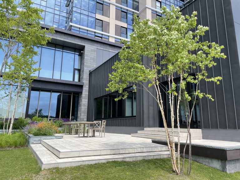 食事会場からも庭に出られる