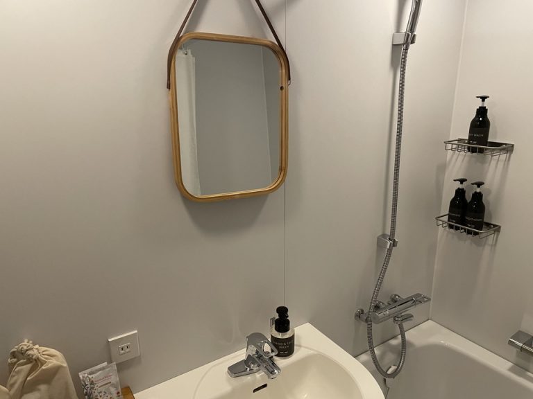 洗面台とバスタブ