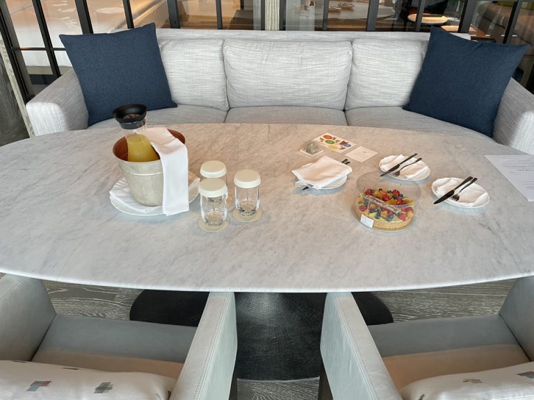 ダイニングテーブル 誕生日と伝えたのでジュースとケーキを用意してくれていた