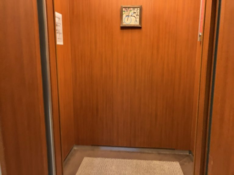 エレベーター内観