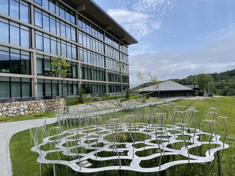 庭 夜になると光るモニュメント