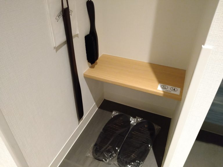 スリッパ、靴ベラ、衣類ブラシ