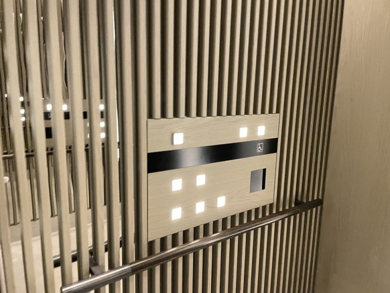 エレベーター内装