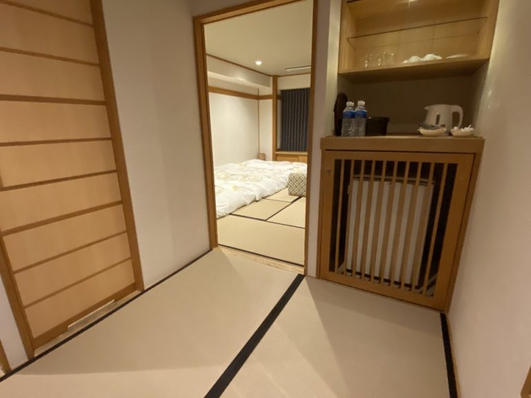 客室全体入口側から