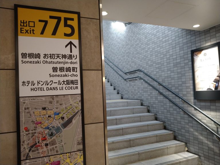 地下から地上に上がる階段