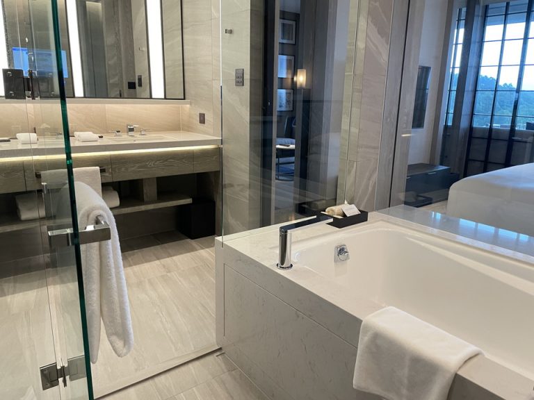 バスルームからみたバスルーム入り口