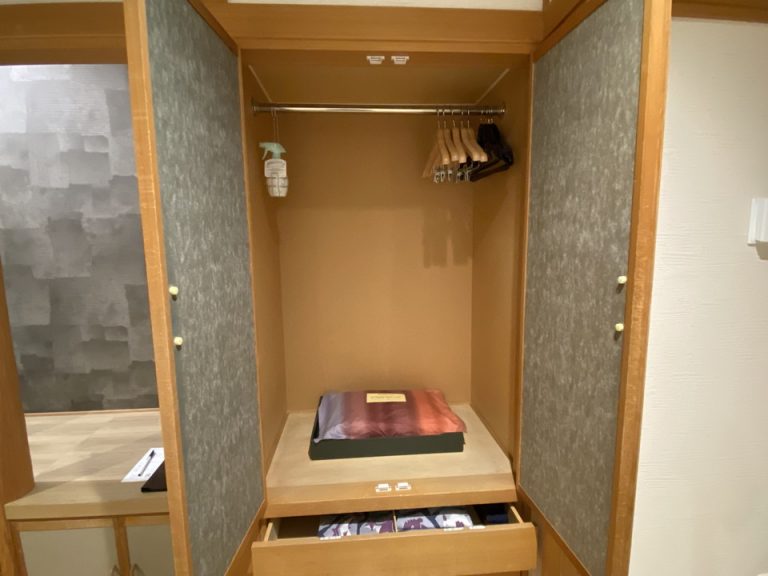 クローゼット外観開けた状態