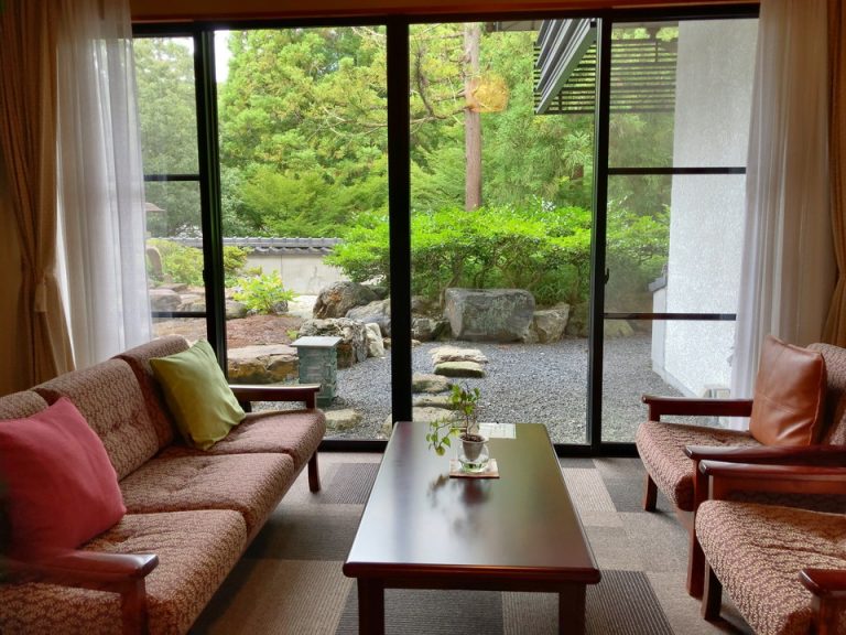 客室窓とデスク_チェアー