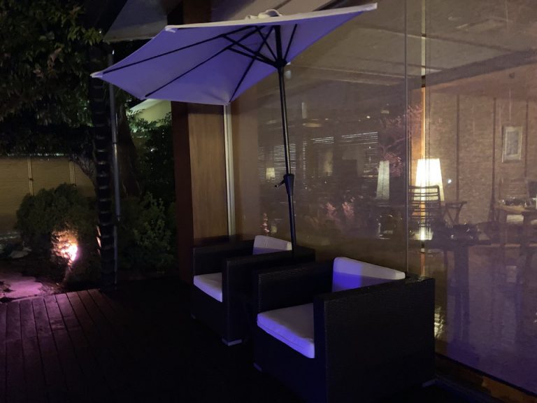 プールサイドのソファ(1)