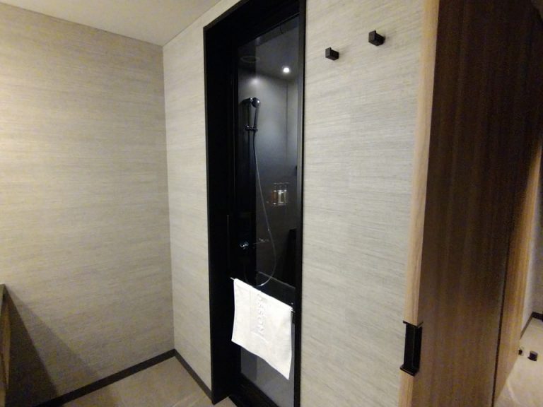 シャワールーム入口とフック