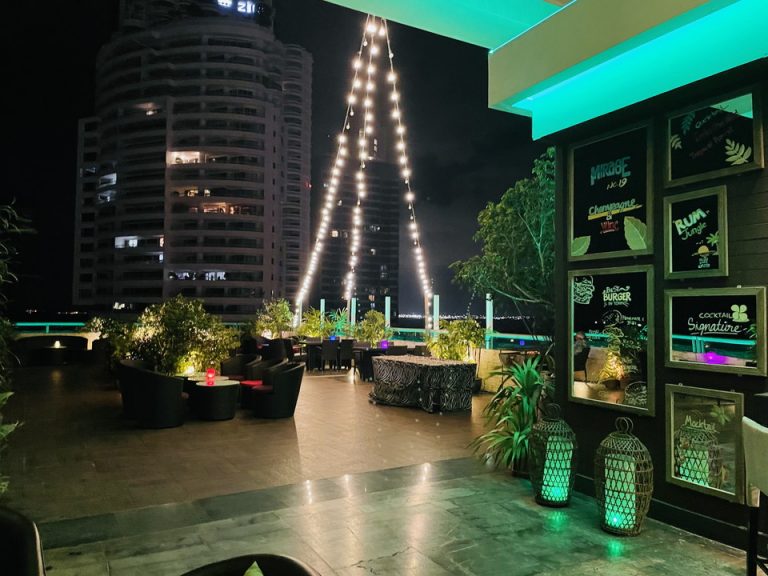 ホテル内ルーフトップバー