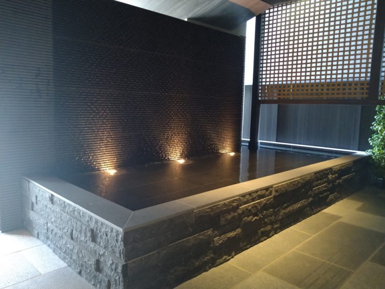 エントランスの池