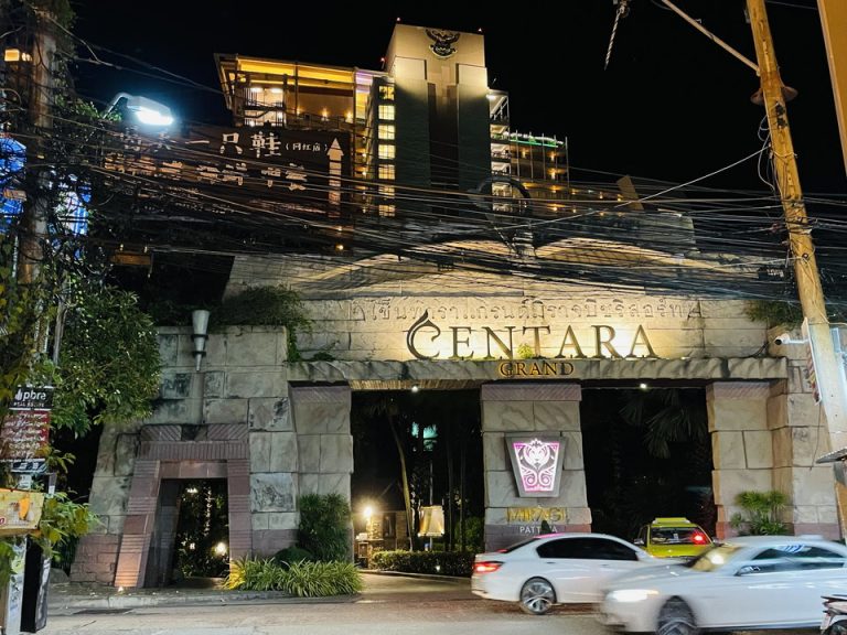 ホテル外からの全景夜