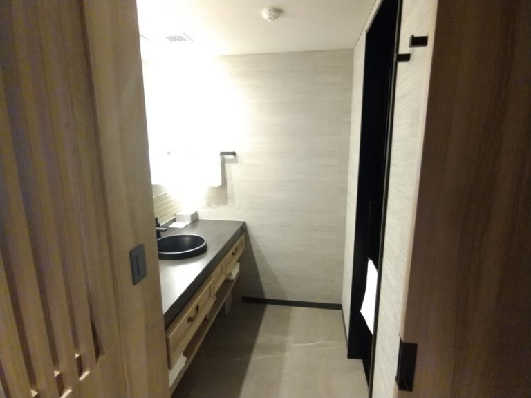 バスルーム入口から全景