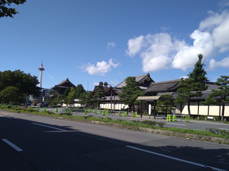 南に歩いていくと京都駅の京都タワー、東本願寺