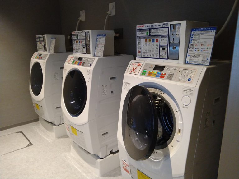 地下1階にコインランドリー