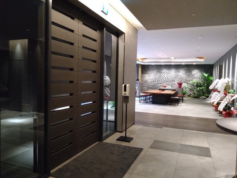 エントランス内観