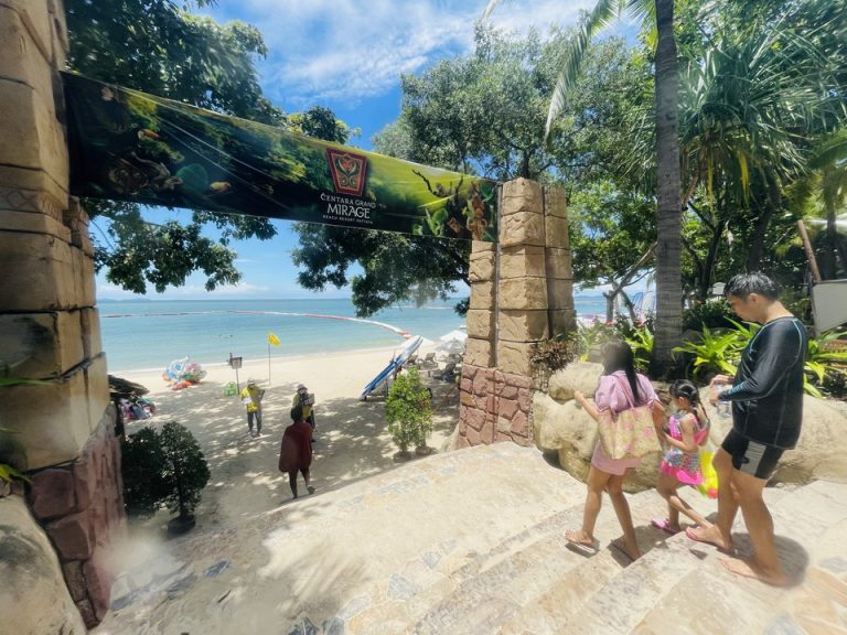 ホテルプライベートビーチへの入り口